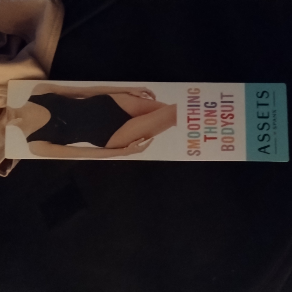 NWT Spanx Womens by assets Remarkable thong Bodysuit - Picture 5 of 5